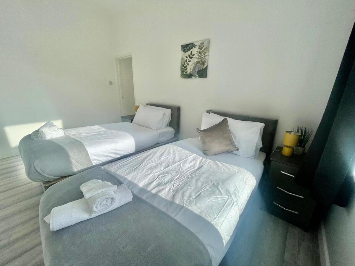 Cozy Home Afan Valley Mountain Retreat - Sleeps -8 Glyncorrwg Bagian luar foto